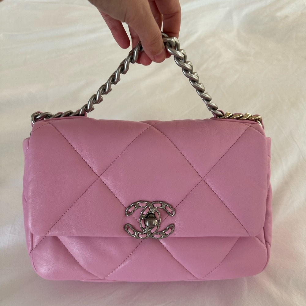 Chanel 23P Chanel 19 in beautiful lilac pink. Never worn.